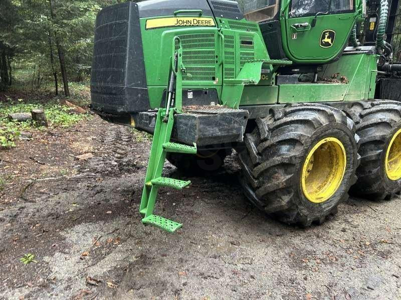 John Deere 1110G - جرار شحن جذوع أشجار الغابات: صورة 3 John Deere 1110G - جرار شحن جذوع أشجار الغابات: صورة 3