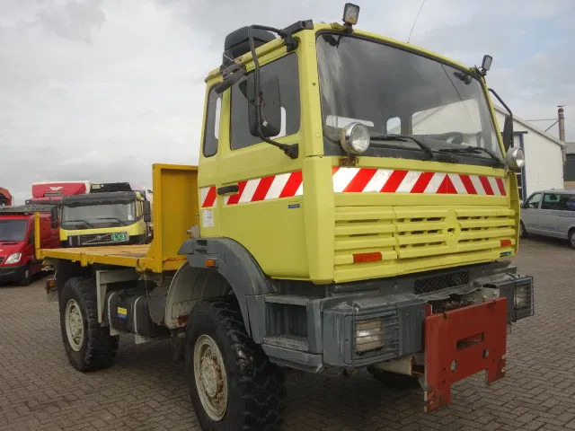 Renault TRM 4X4 MET HYDROLIEKAANSLUITING VOOR BUMPER - شاحنة صندوقية: صورة 1 Renault TRM 4X4 MET HYDROLIEKAANSLUITING VOOR BUMPER - شاحنة صندوقية: صورة 1