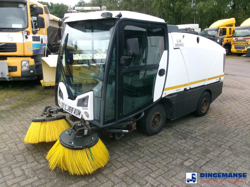 Johnston C202 compact street sweeper - سياره كنس شوارع: صورة 1 Johnston C202 compact street sweeper - سياره كنس شوارع: صورة 1
