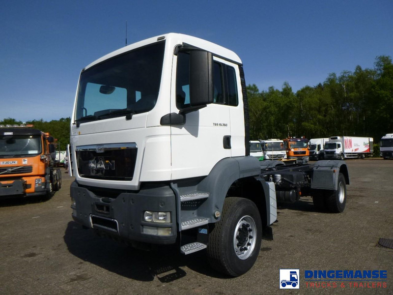 MAN TGS 19.360 4X2 BBS manual Euro 2 chassis + PTO - شاحنة بهيكل معدني للمقصورة: صورة 1 MAN TGS 19.360 4X2 BBS manual Euro 2 chassis + PTO - شاحنة بهيكل معدني للمقصورة: صورة 1