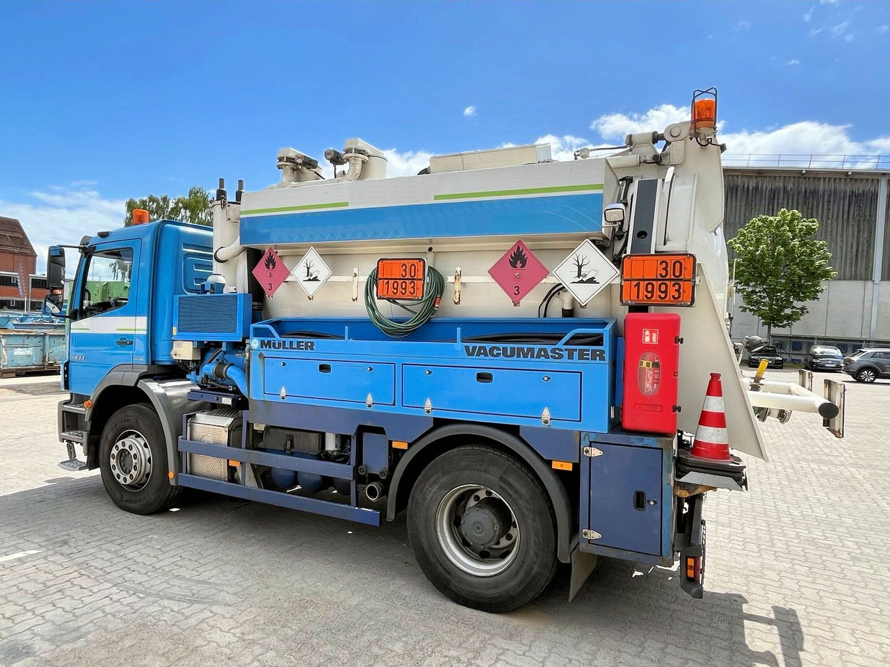 Mercedes-Benz Axor 1833 Müller 9,5m³ Saug u.Druck+HD-Spül +ADR - فراغ شاحنة: صورة 2 Mercedes-Benz Axor 1833 Müller 9,5m³ Saug u.Druck+HD-Spül +ADR - فراغ شاحنة: صورة 2