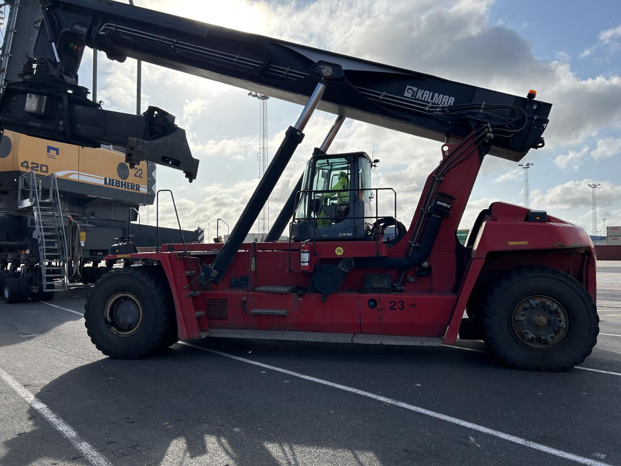 Kalmar DRG450-65S5 - آلة حمل الحاويات في الأماكن الصغيرة: صورة 1 Kalmar DRG450-65S5 - آلة حمل الحاويات في الأماكن الصغيرة: صورة 1
