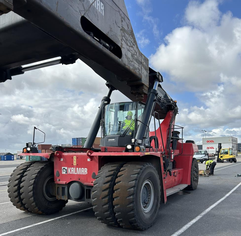 Kalmar DRG450-65S5 - آلة حمل الحاويات في الأماكن الصغيرة: صورة 2 Kalmar DRG450-65S5 - آلة حمل الحاويات في الأماكن الصغيرة: صورة 2