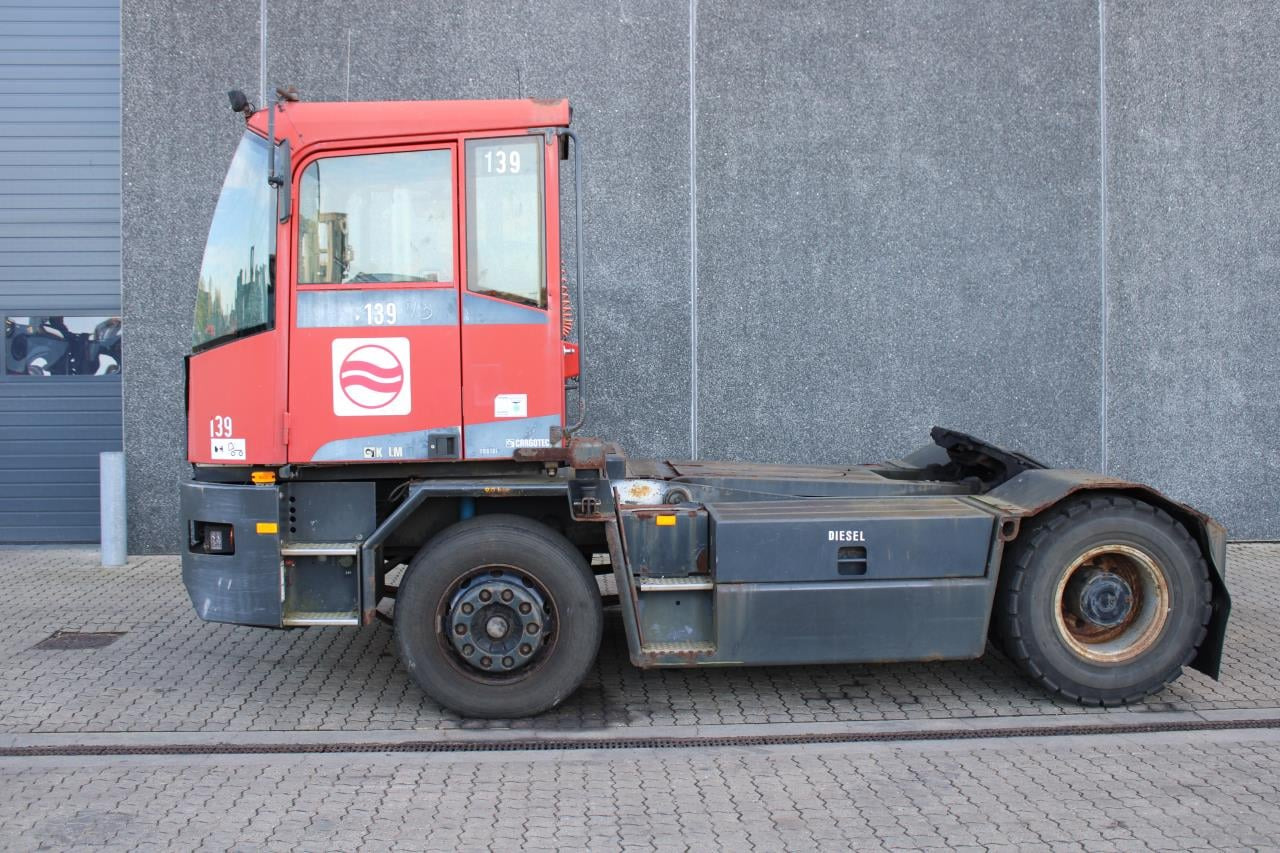 Kalmar TT618I - شاحنة نقل نصف مقطورة بالميناء: صورة 1 Kalmar TT618I - شاحنة نقل نصف مقطورة بالميناء: صورة 1