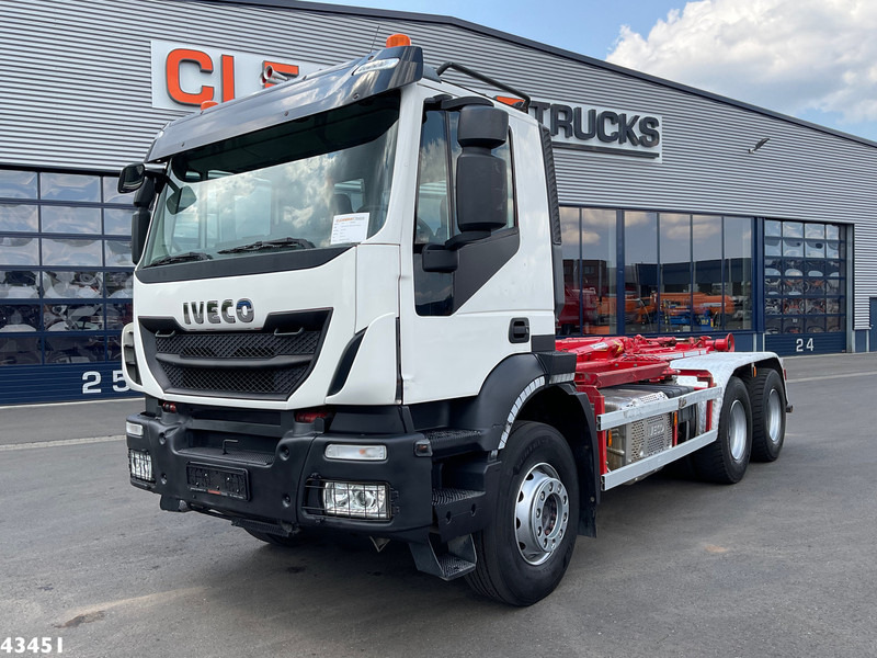 Iveco AD260T 6x4 Euro 6 AJK 20 haakarmsysteem - شاحنة برافعة خطافية: صورة 2 Iveco AD260T 6x4 Euro 6 AJK 20 haakarmsysteem - شاحنة برافعة خطافية: صورة 2