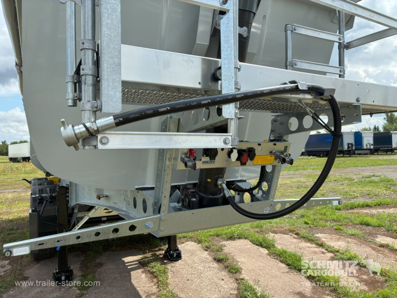 نصف مقطورة قلابة للبيع  SCHMITZ Auflieger Kipper Stahlrundmulde 29m³: صورة 12