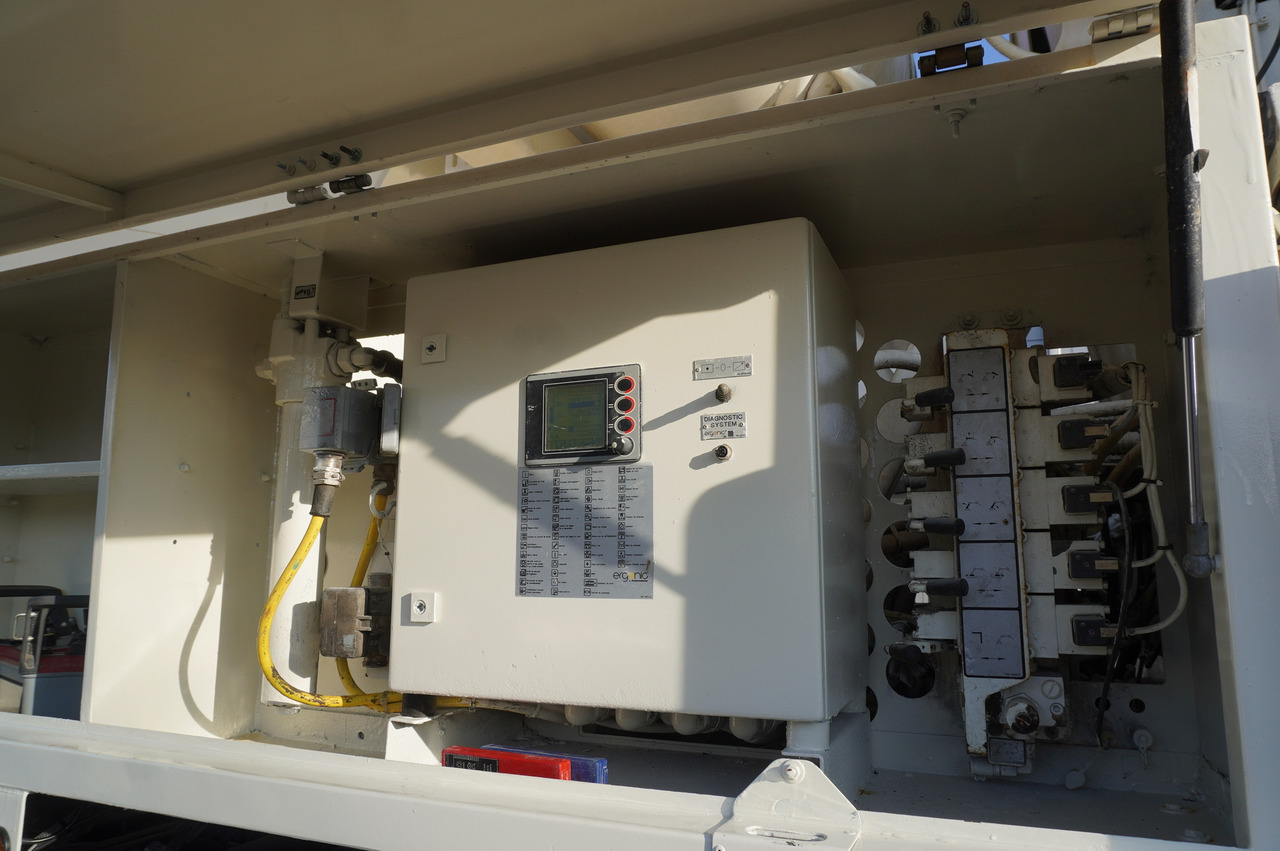 تأجير MAN TGS 32.400 8x4 Concrete Mixer Pump truck / 426 MTH !!! / 18 meters MAN TGS 32.400 8x4 Concrete Mixer Pump truck / 426 MTH !!! / 18 meters: صورة 13 تأجير MAN TGS 32.400 8x4 Concrete Mixer Pump truck / 426 MTH !!! / 18 meters MAN TGS 32.400 8x4 Concrete Mixer Pump truck / 426 MTH !!! / 18 meters: صورة 13