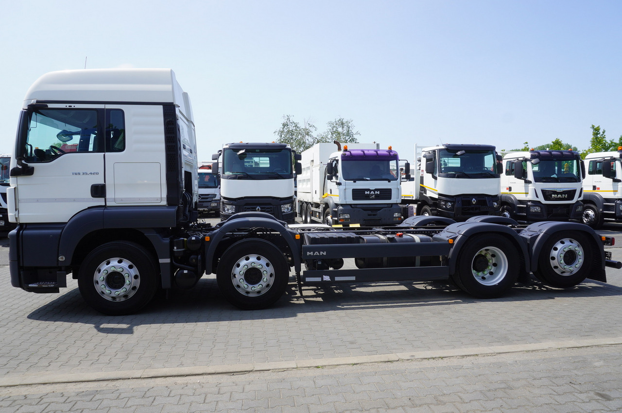 MAN TGS 35.420 8x2 / Chassis 6.4 m / 3 steered axles - شاحنة بهيكل معدني للمقصورة: صورة 3 MAN TGS 35.420 8x2 / Chassis 6.4 m / 3 steered axles - شاحنة بهيكل معدني للمقصورة: صورة 3