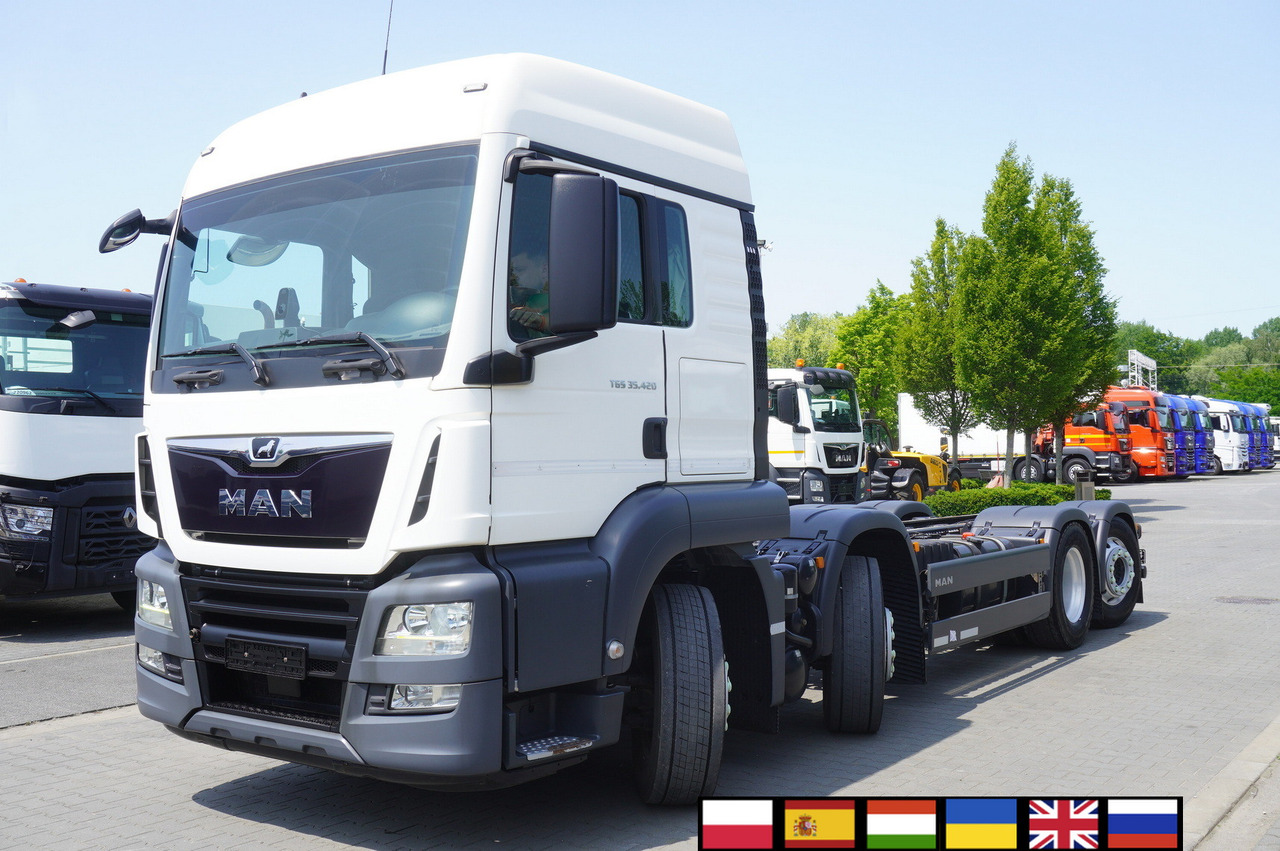 MAN TGS 35.420 8x2 / Chassis 6.4 m / 3 steered axles - شاحنة بهيكل معدني للمقصورة: صورة 1 MAN TGS 35.420 8x2 / Chassis 6.4 m / 3 steered axles - شاحنة بهيكل معدني للمقصورة: صورة 1