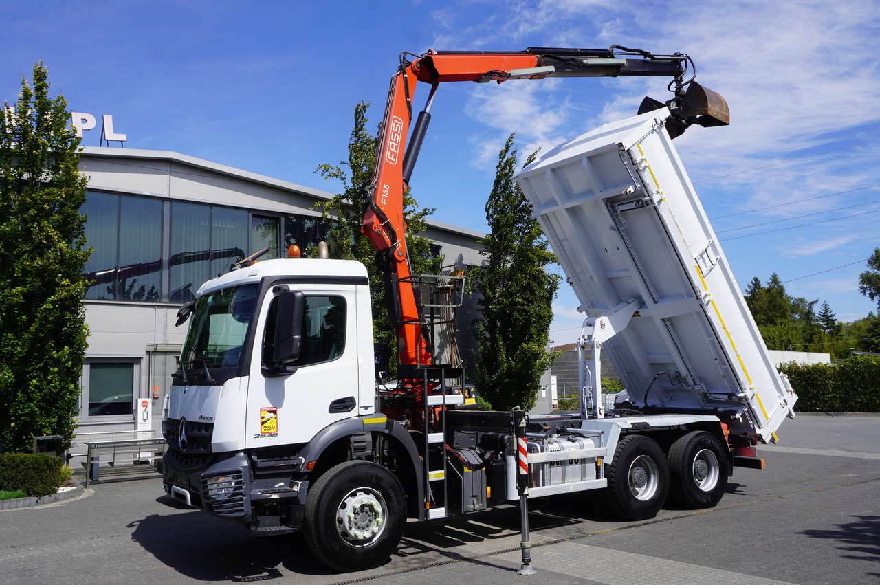 MERCEDES-BENZ Arocs 2636 / 6x4 / HDS Fassi / 3-Way Tipper / Bortmatic - شاحنة كرين: صورة 1 MERCEDES-BENZ Arocs 2636 / 6x4 / HDS Fassi / 3-Way Tipper / Bortmatic - شاحنة كرين: صورة 1