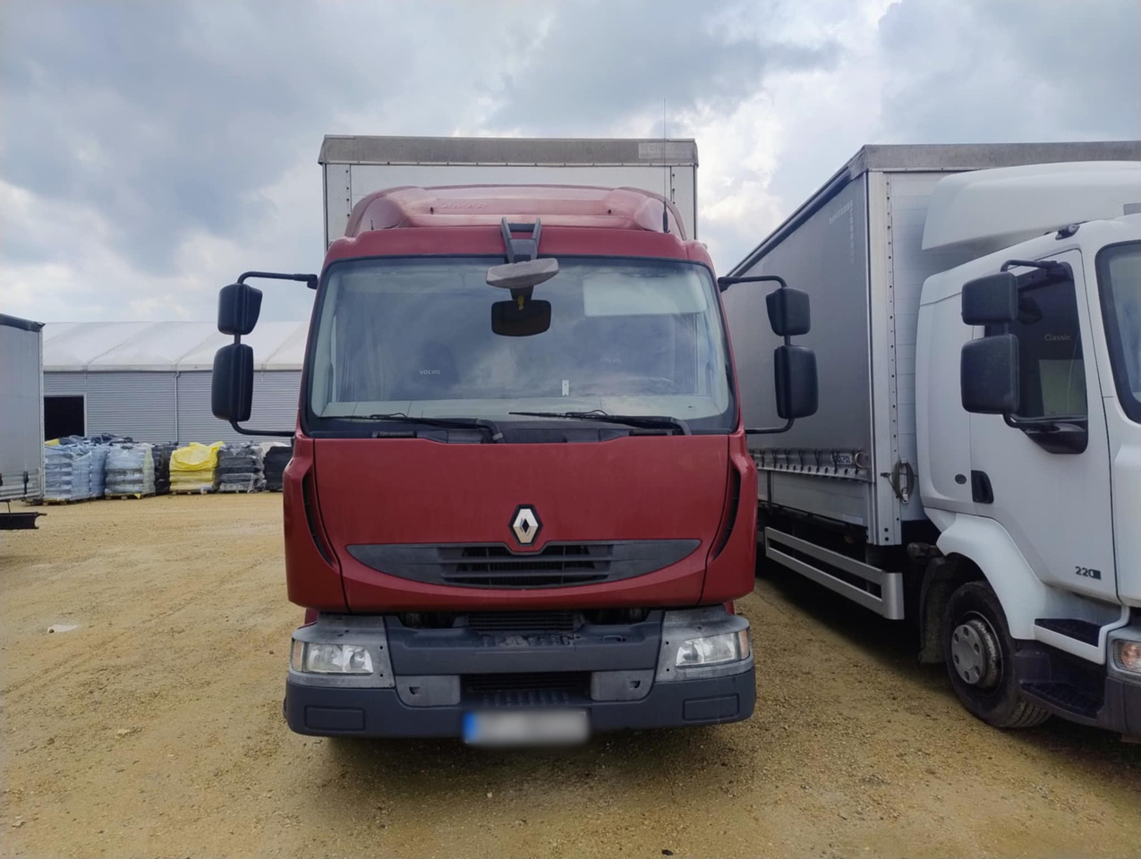 RENAULT Midlum 300 / Curtain 18 EPAL / Sleeping cab - شاحنة ذات ستائر جانبية: صورة 2 RENAULT Midlum 300 / Curtain 18 EPAL / Sleeping cab - شاحنة ذات ستائر جانبية: صورة 2