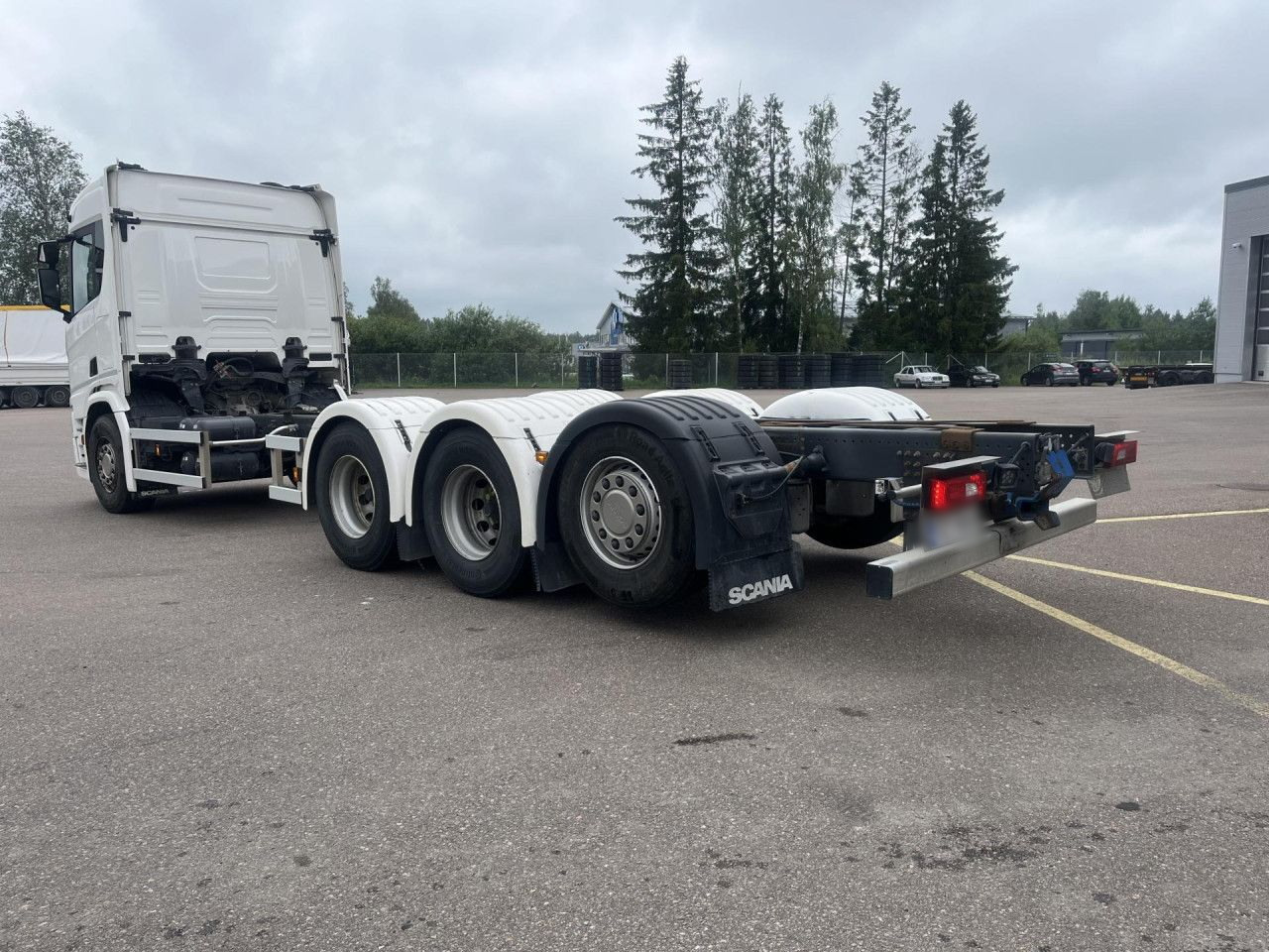 SCANIA R560 B8x4*4 / Chassis / sleeper cab / Power take-off - شاحنة كرين: صورة 2 SCANIA R560 B8x4*4 / Chassis / sleeper cab / Power take-off - شاحنة كرين: صورة 2