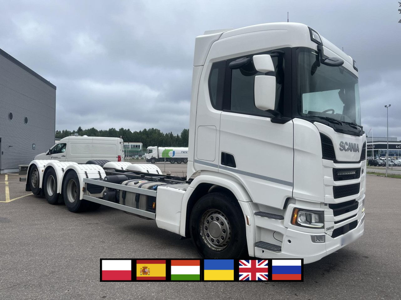 SCANIA R560 B8x4*4 / Chassis / sleeper cab / Power take-off - شاحنة كرين: صورة 1 SCANIA R560 B8x4*4 / Chassis / sleeper cab / Power take-off - شاحنة كرين: صورة 1