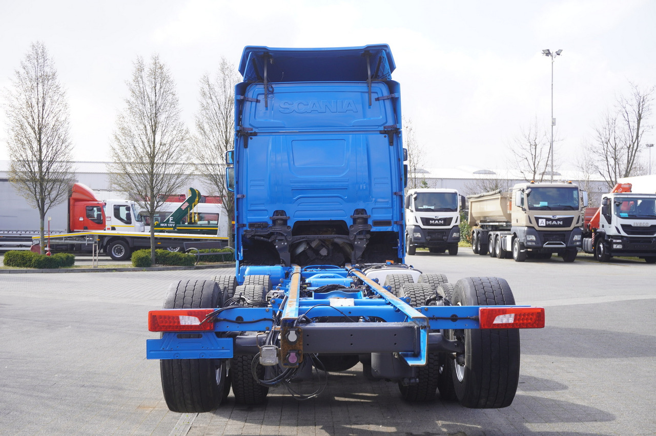 SCANIA R650 V8 / 650 HP/ frame 8.8 m / steered 4th axle - شاحنة بهيكل معدني للمقصورة: صورة 3 SCANIA R650 V8 / 650 HP/ frame 8.8 m / steered 4th axle - شاحنة بهيكل معدني للمقصورة: صورة 3