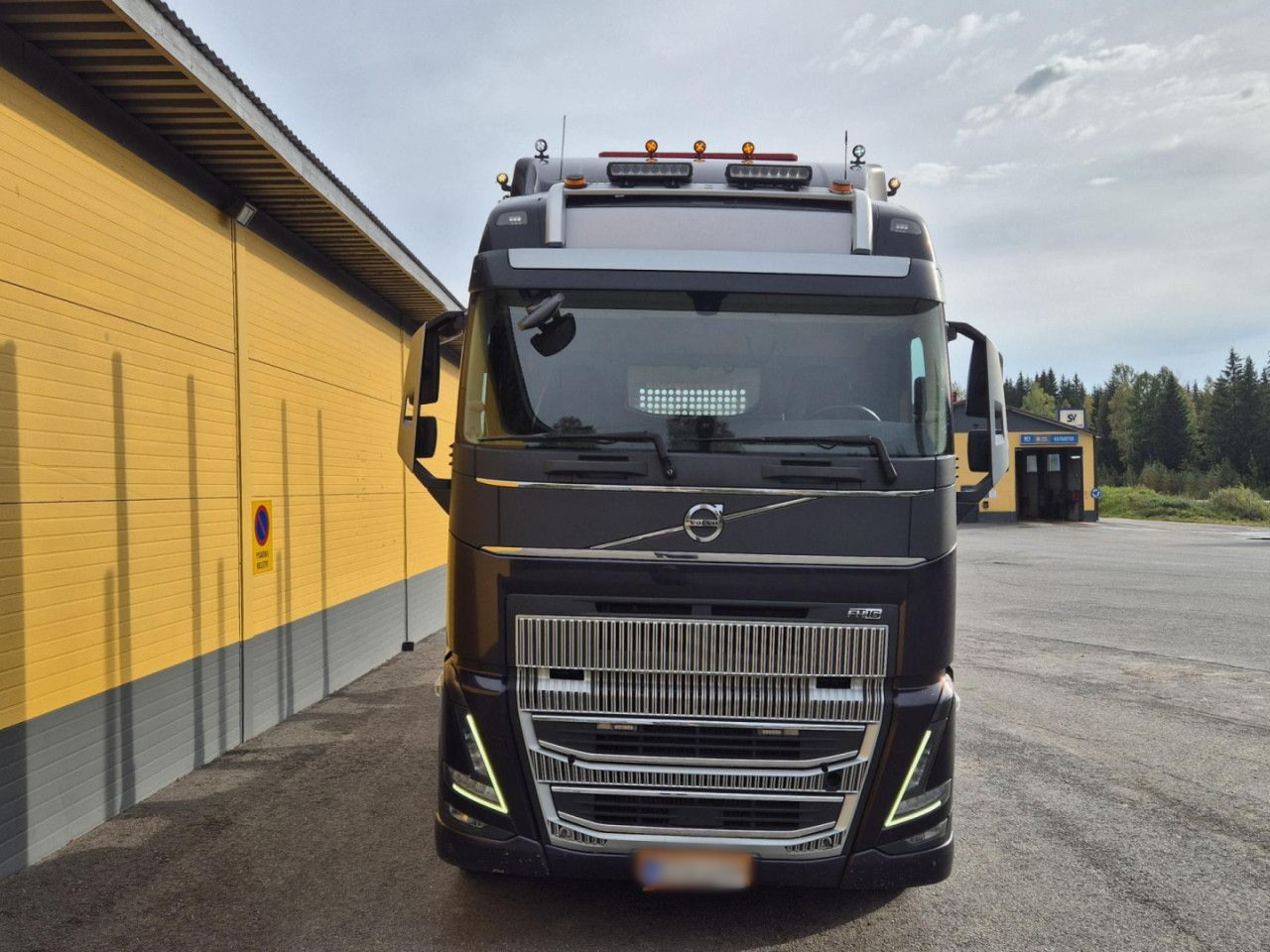 VOLVO FH 750 8x4 / 2 lifted axles / timber truck - شاحنة بهيكل معدني للمقصورة: صورة 5 VOLVO FH 750 8x4 / 2 lifted axles / timber truck - شاحنة بهيكل معدني للمقصورة: صورة 5