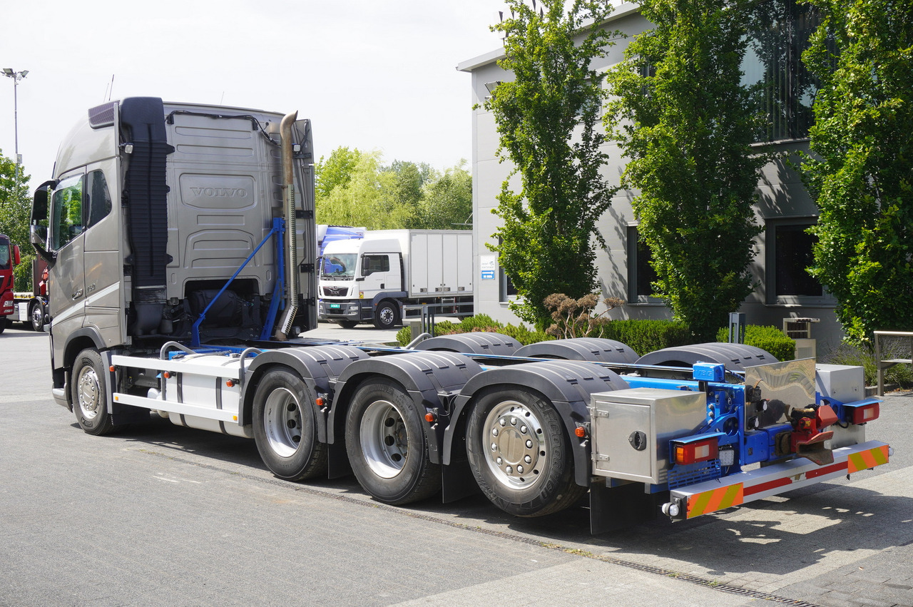 VOLVO FH16 750 8x4x4 / 750 HP! / Frame 685 cm / Steered 4th axle - شاحنة بهيكل معدني للمقصورة: صورة 4 VOLVO FH16 750 8x4x4 / 750 HP! / Frame 685 cm / Steered 4th axle - شاحنة بهيكل معدني للمقصورة: صورة 4