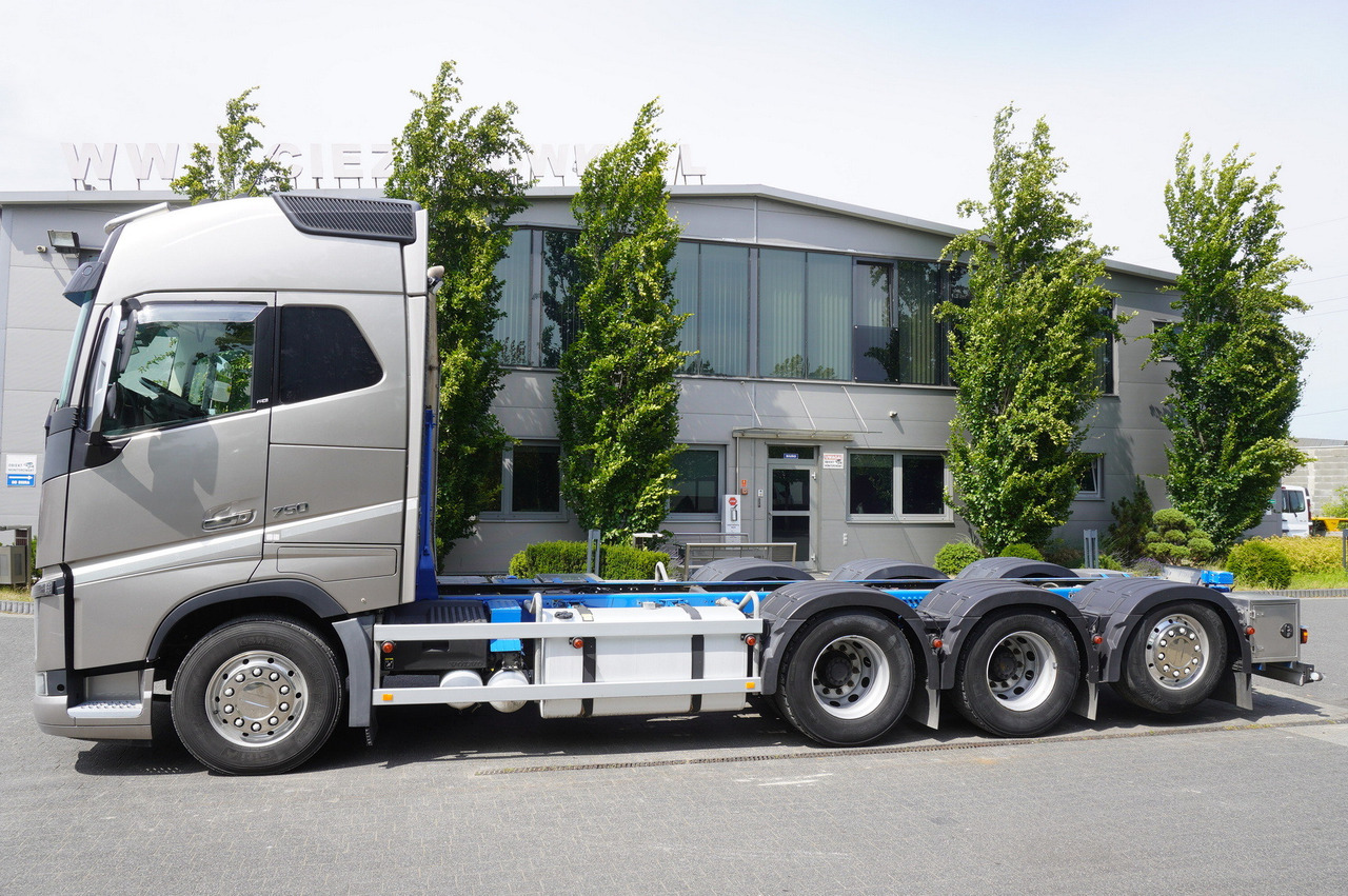 VOLVO FH16 750 8x4x4 / 750 HP! / Frame 685 cm / Steered 4th axle - شاحنة بهيكل معدني للمقصورة: صورة 3 VOLVO FH16 750 8x4x4 / 750 HP! / Frame 685 cm / Steered 4th axle - شاحنة بهيكل معدني للمقصورة: صورة 3