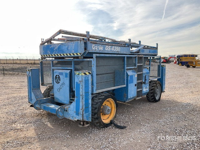 2001 Genie GS4390RT 4x4 Diesel Scissor Lift - مرفاع مقصي: صورة 3 2001 Genie GS4390RT 4x4 Diesel Scissor Lift - مرفاع مقصي: صورة 3
