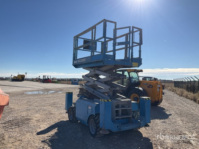 Genie GS3268RT Scissor Lift - مرفاع مقصي: صورة 2 Genie GS3268RT Scissor Lift - مرفاع مقصي: صورة 2