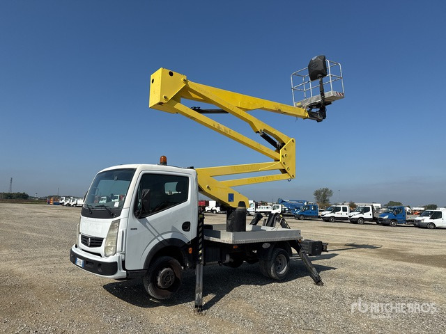 2011 Renault Maxity 110Dxi 2011 Socage DA320 20 m on Bucket Truck - منصة محمولة مثبتة على الشاحنة: صورة 2 2011 Renault Maxity 110Dxi 2011 Socage DA320 20 m on Bucket Truck - منصة محمولة مثبتة على الشاحنة: صورة 2