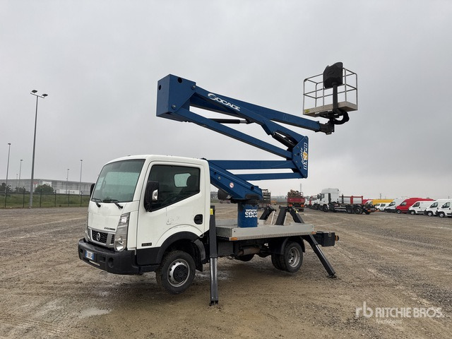 2015 Nissan Cabstar 35.12 2015 Socage DA 320 20 m on Bucket Truck - منصة محمولة مثبتة على الشاحنة: صورة 1 2015 Nissan Cabstar 35.12 2015 Socage DA 320 20 m on Bucket Truck - منصة محمولة مثبتة على الشاحنة: صورة 1
