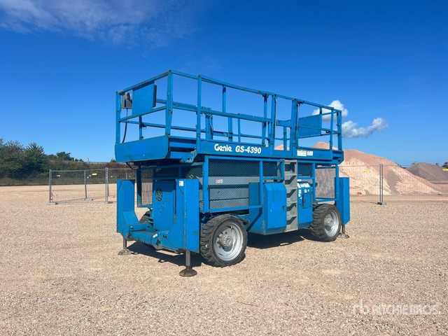 2001 Genie GS4390 4x4 Nacelle Ciseaux Scissor Lift - مرفاع مقصي: صورة 1 2001 Genie GS4390 4x4 Nacelle Ciseaux Scissor Lift - مرفاع مقصي: صورة 1
