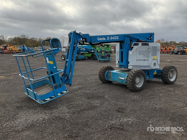 2014 Genie Z34/22 4WD Diesel Articulating Boom Lift - مرفاع مفصلي: صورة 3 2014 Genie Z34/22 4WD Diesel Articulating Boom Lift - مرفاع مفصلي: صورة 3