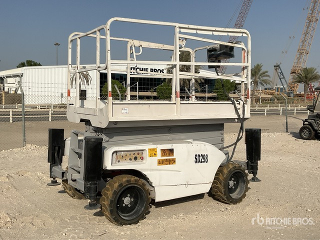 2004 Haulotte Compact 12DX 4x4 Diesel Scissor Lift - مرفاع مقصي: صورة 1 2004 Haulotte Compact 12DX 4x4 Diesel Scissor Lift - مرفاع مقصي: صورة 1
