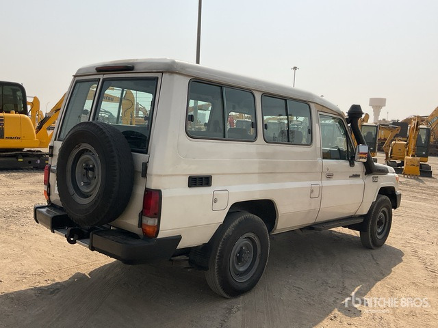 2013 Toyota Land Cruiser 78L 4x4 SUV - سيارة دفع رباعي: صورة 3 2013 Toyota Land Cruiser 78L 4x4 SUV - سيارة دفع رباعي: صورة 3