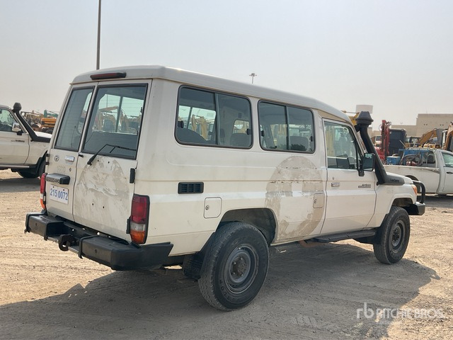 2014 Toyota Land Cruiser 78L 4x4 SUV - سيارة دفع رباعي: صورة 3 2014 Toyota Land Cruiser 78L 4x4 SUV - سيارة دفع رباعي: صورة 3