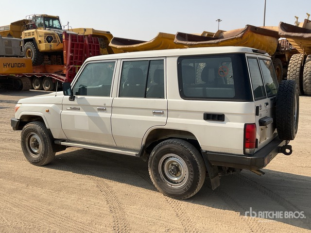 2016 Toyota Land Cruiser 76R 4x4 SUV - سيارة دفع رباعي: صورة 3 2016 Toyota Land Cruiser 76R 4x4 SUV - سيارة دفع رباعي: صورة 3