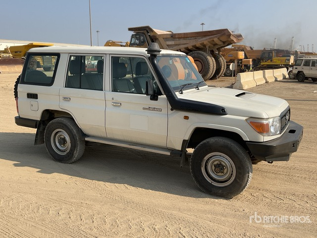 2016 Toyota Land Cruiser 76R 4x4 SUV - سيارة دفع رباعي: صورة 1 2016 Toyota Land Cruiser 76R 4x4 SUV - سيارة دفع رباعي: صورة 1