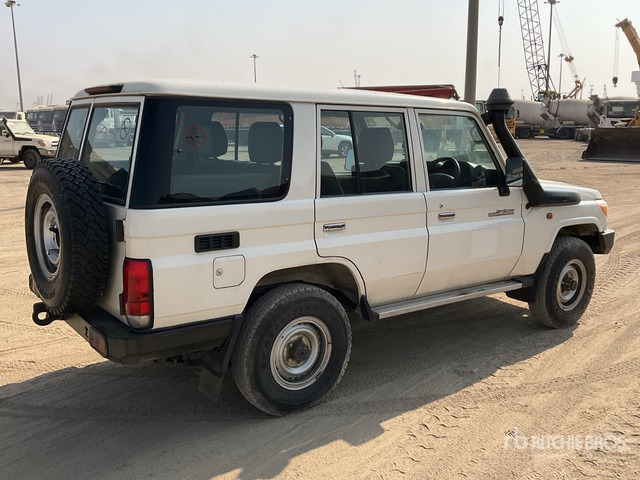 2016 Toyota Land Cruiser 76R 4x4 SUV - سيارة دفع رباعي: صورة 2 2016 Toyota Land Cruiser 76R 4x4 SUV - سيارة دفع رباعي: صورة 2