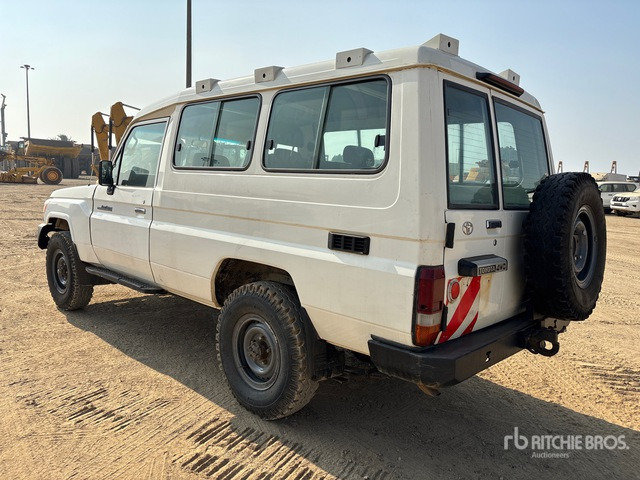 2018 Toyota Land Cruiser 78R 4x4 SUV - سيارة دفع رباعي: صورة 2 2018 Toyota Land Cruiser 78R 4x4 SUV - سيارة دفع رباعي: صورة 2