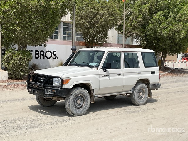 2019 Toyota Land Cruiser 76L 4x4 SUV - سيارة دفع رباعي: صورة 2 2019 Toyota Land Cruiser 76L 4x4 SUV - سيارة دفع رباعي: صورة 2