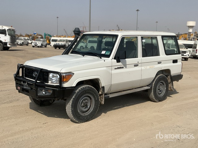2021 Toyota Land Cruiser 76L 4x4 SUV - سيارة دفع رباعي: صورة 2 2021 Toyota Land Cruiser 76L 4x4 SUV - سيارة دفع رباعي: صورة 2