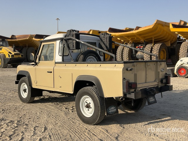Land Rover Defender 110 - شاحنة البيك أب: صورة 4 Land Rover Defender 110 - شاحنة البيك أب: صورة 4