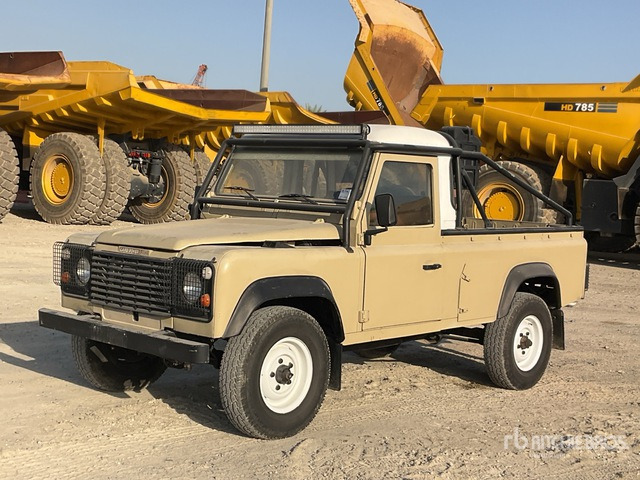 Land Rover Defender 110 - شاحنة البيك أب: صورة 2 Land Rover Defender 110 - شاحنة البيك أب: صورة 2