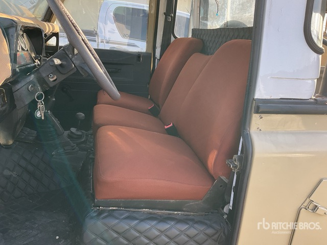 Land Rover Defender 110 - شاحنة البيك أب: صورة 5 Land Rover Defender 110 - شاحنة البيك أب: صورة 5