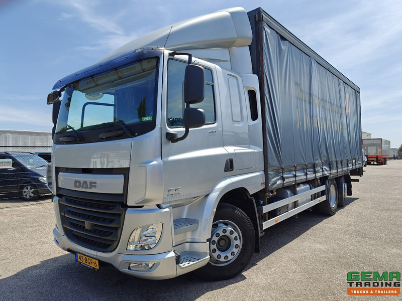 DAF CF 400 FAN 6x2/4 SpaceCab Euro6A - Schuifzeilenbak 7.7m + Laadklep 2000kg - HH Vloer - AanhangerKoppeling - شاحنة ذات ستائر جانبية: صورة 1 DAF CF 400 FAN 6x2/4 SpaceCab Euro6A - Schuifzeilenbak 7.7m + Laadklep 2000kg - HH Vloer - AanhangerKoppeling - شاحنة ذات ستائر جانبية: صورة 1