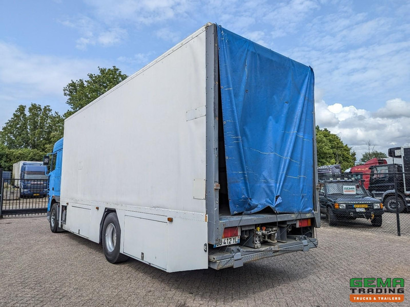 DAF XF95.430 4x2 Spacecab Euro2 - Retarder - Geslotenbak 7.7m - Handgeschakeld - Vangmuil - شاحنة صندوقية: صورة 4 DAF XF95.430 4x2 Spacecab Euro2 - Retarder - Geslotenbak 7.7m - Handgeschakeld - Vangmuil - شاحنة صندوقية: صورة 4