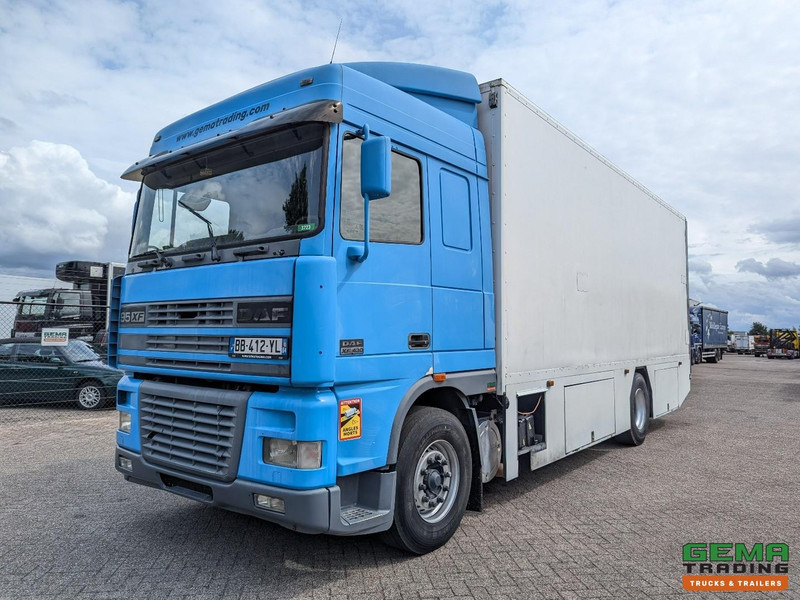 DAF XF95.430 4x2 Spacecab Euro2 - Retarder - Geslotenbak 7.7m - Handgeschakeld - Vangmuil - شاحنة صندوقية: صورة 1 DAF XF95.430 4x2 Spacecab Euro2 - Retarder - Geslotenbak 7.7m - Handgeschakeld - Vangmuil - شاحنة صندوقية: صورة 1
