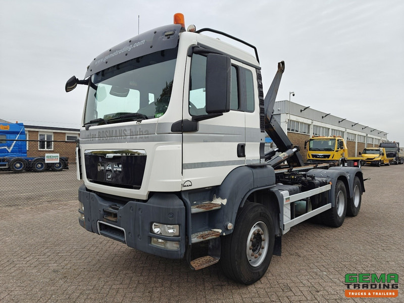 MAN TGS-TGX 26.440 6x4 Dagcabine Euro5 - AJK 20T HaakarmSysteem - Volledig Bladgeveerd - Naafreductie - Handgeschakeld - شاحنة برافعة خطافية: صورة 1 MAN TGS-TGX 26.440 6x4 Dagcabine Euro5 - AJK 20T HaakarmSysteem - Volledig Bladgeveerd - Naafreductie - Handgeschakeld - شاحنة برافعة خطافية: صورة 1