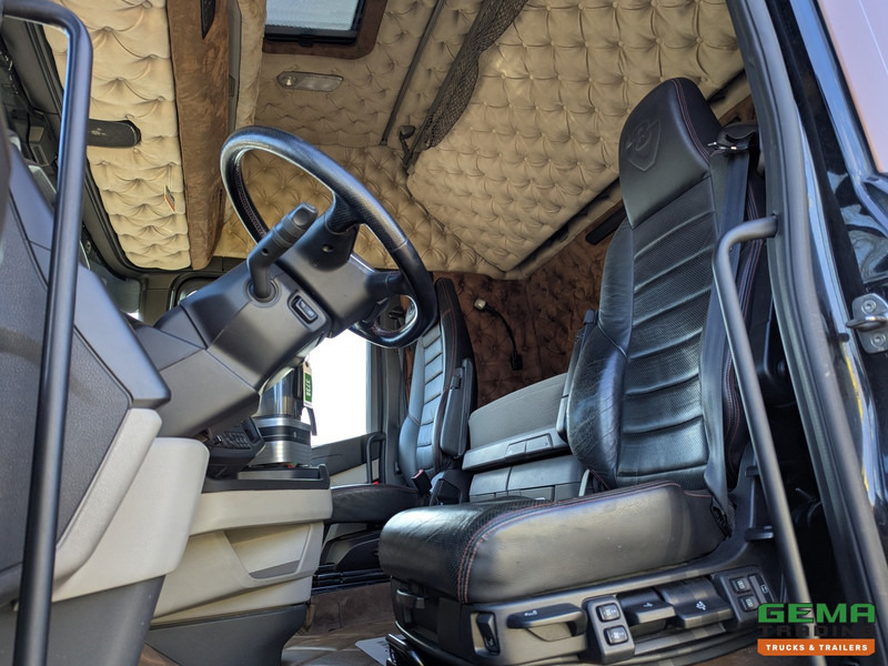 Scania S730 6x4 Topline Euro6 - V8 - Retarder - Costum Interior - Vollucht - Alcoa's - مقطورة السحب: صورة 5 Scania S730 6x4 Topline Euro6 - V8 - Retarder - Costum Interior - Vollucht - Alcoa's - مقطورة السحب: صورة 5
