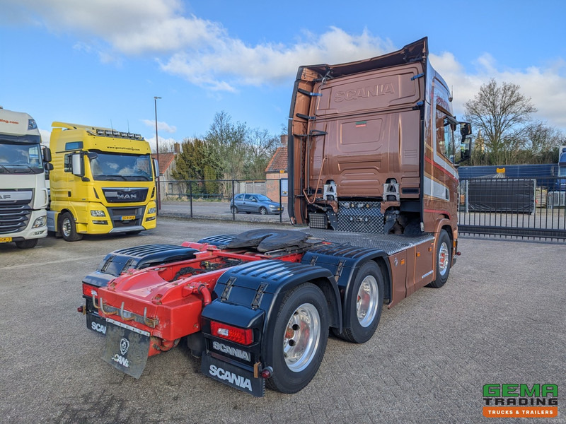 Scania S730 6x4 Topline Euro6 - V8 - Retarder - Costum Interior - Vollucht - Alcoa's - مقطورة السحب: صورة 3 Scania S730 6x4 Topline Euro6 - V8 - Retarder - Costum Interior - Vollucht - Alcoa's - مقطورة السحب: صورة 3
