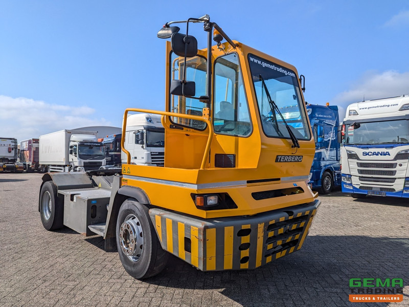 Terberg YT222 Allison - Schotel 30T - Landbouw kenteken - Uren 26725 - شاحنة نقل نصف مقطورة بالميناء: صورة 2 Terberg YT222 Allison - Schotel 30T - Landbouw kenteken - Uren 26725 - شاحنة نقل نصف مقطورة بالميناء: صورة 2