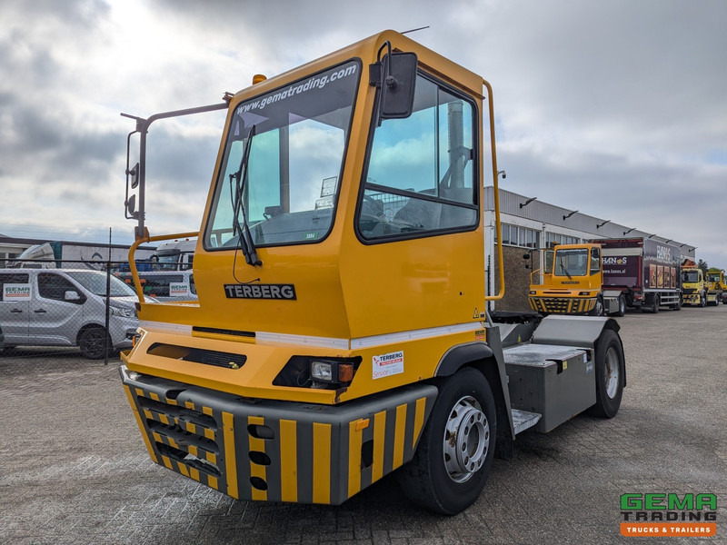Terberg YT222 Allison - Schotel 30T - Landbouw kenteken - شاحنة نقل نصف مقطورة بالميناء: صورة 1 Terberg YT222 Allison - Schotel 30T - Landbouw kenteken - شاحنة نقل نصف مقطورة بالميناء: صورة 1