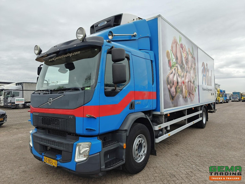 Volvo FE 250 4x2 Slaapcab Euro6 - Koel-Vriesbak 7.5m + Carrier Supra 750 Mt + Laadklep 2000kg - 01/2026 APK - شاحنة ذات مبرد: صورة 1 Volvo FE 250 4x2 Slaapcab Euro6 - Koel-Vriesbak 7.5m + Carrier Supra 750 Mt + Laadklep 2000kg - 01/2026 APK - شاحنة ذات مبرد: صورة 1