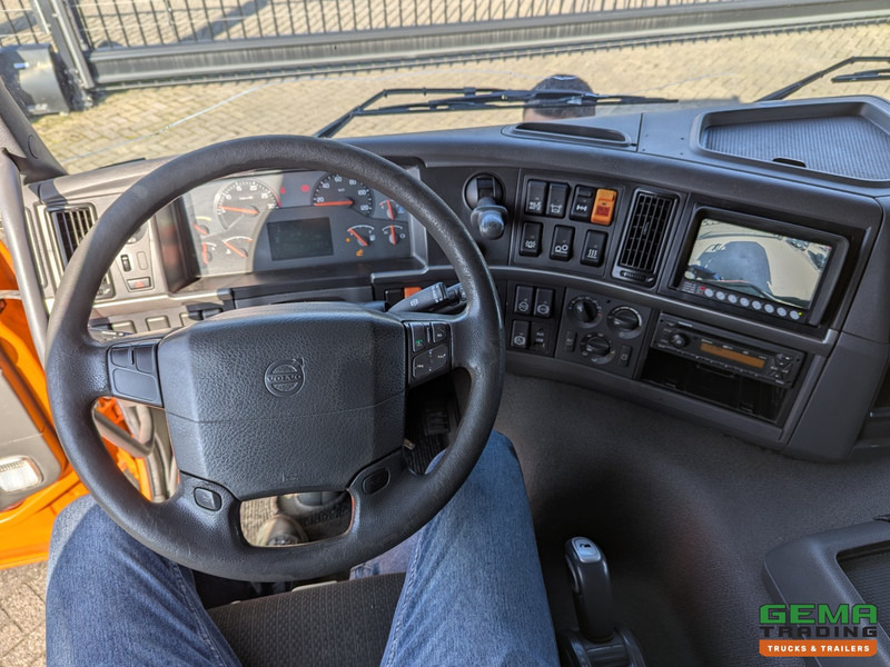 Interior photo 2: تأجير Volvo FM410 6x2/4 Globetrotter Euro5 - ADR - PTO - Hydrauliek - Alcoa's - Camera Volvo FM410 6x2/4 Globetrotter Euro5 - ADR - PTO - Hydrauliek - Alcoa's - Camera