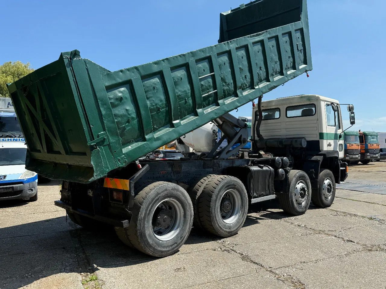 MAN 35.372 8X4 Tipper Spring/Spring ZF Manual Gear E - شاحنة قلاب: صورة 4 MAN 35.372 8X4 Tipper Spring/Spring ZF Manual Gear E - شاحنة قلاب: صورة 4
